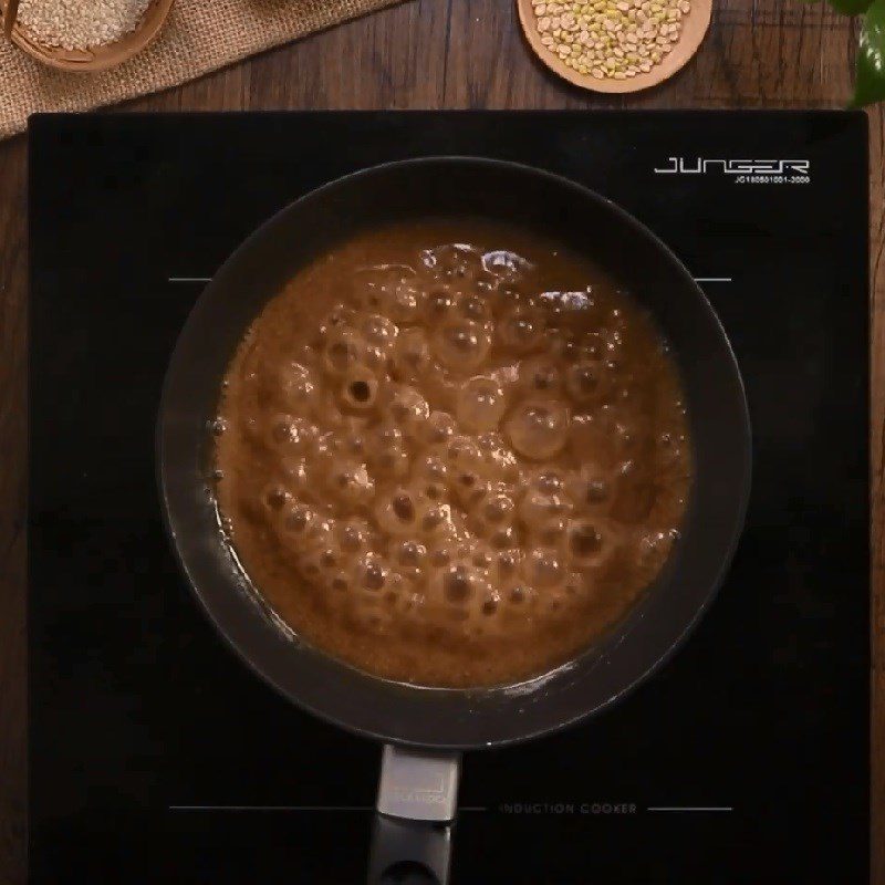 Step 5 Making palm sugar syrup for sweet steamed rice cakes