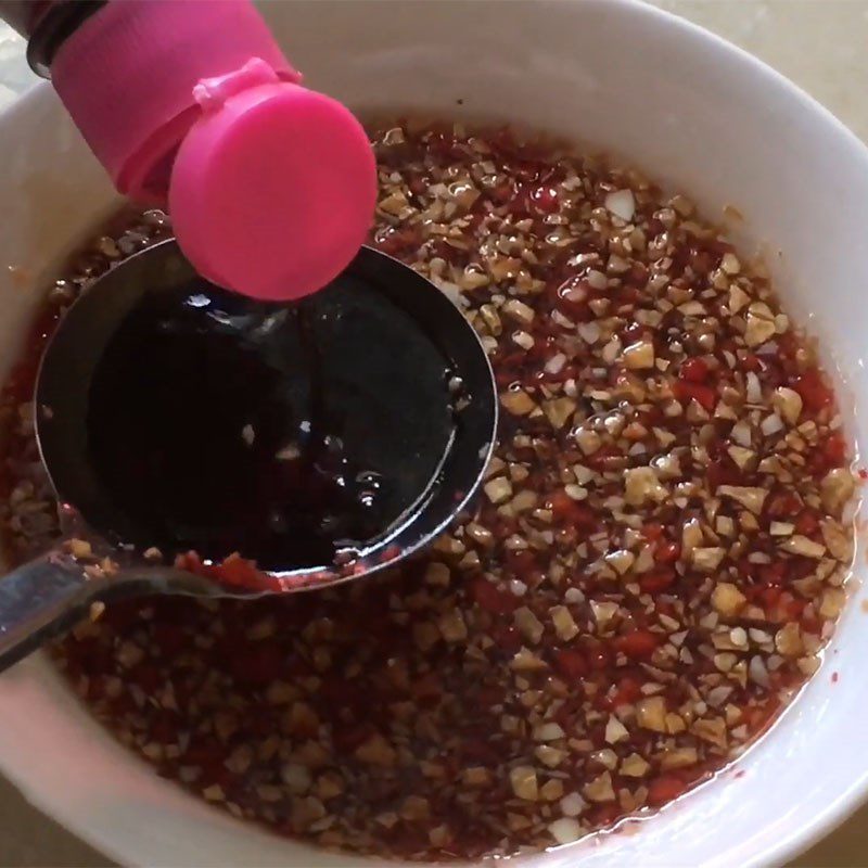 Step 3 Making tamarind fish sauce for fried mackerel with tamarind sauce