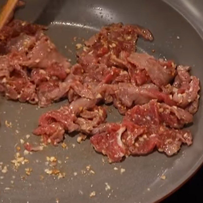 Step 3 Make sauce and stir-fry beef Fried rice noodles with beef