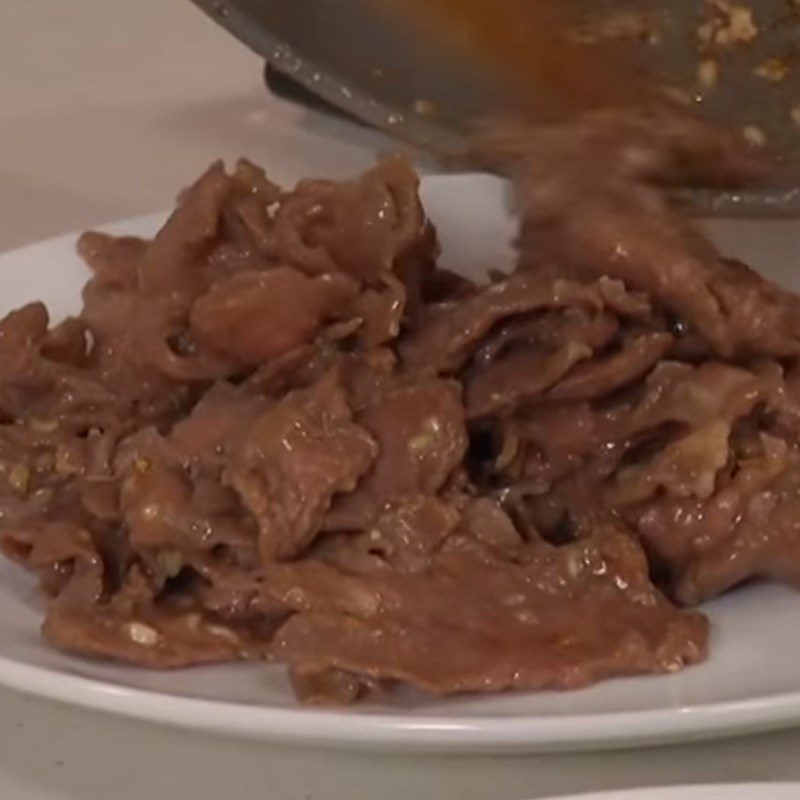 Step 3 Make sauce and stir-fry beef Fried rice noodles with beef