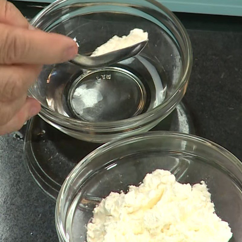 Step 4 Make the sauce for fried tofu skin rolls with enoki mushrooms and oyster sauce