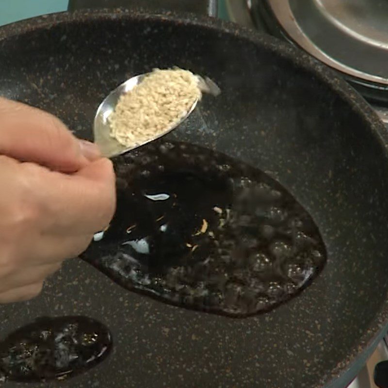 Step 4 Make the sauce for fried tofu skin rolls with enoki mushrooms and oyster sauce