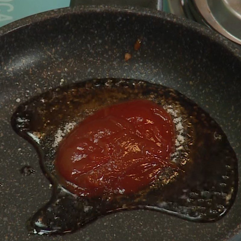 Step 4 Make the sauce for fried tofu skin rolls with enoki mushrooms and oyster sauce