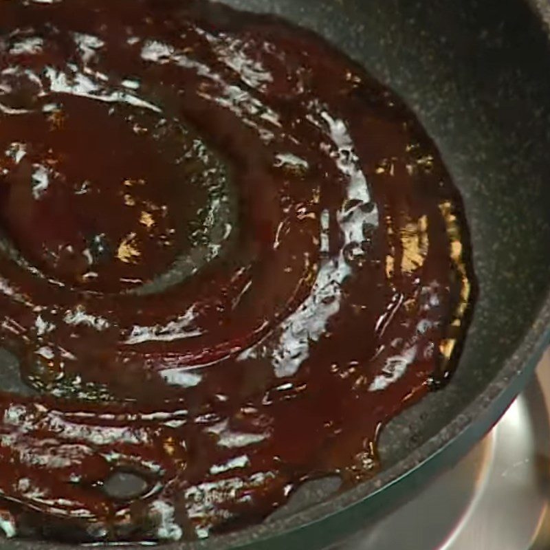 Step 4 Make the sauce for fried tofu skin rolls with enoki mushrooms and oyster sauce