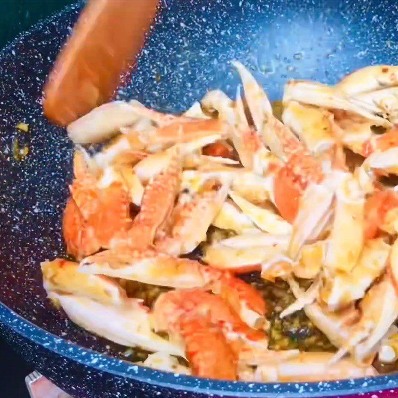 Step 3 Making garlic butter sauce, stir-frying crab Stir-fried crab with garlic butter