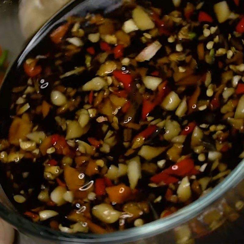 Step 3 Make the dipping sauce for dry vegetarian noodle stir-fried with vegetables and mushrooms