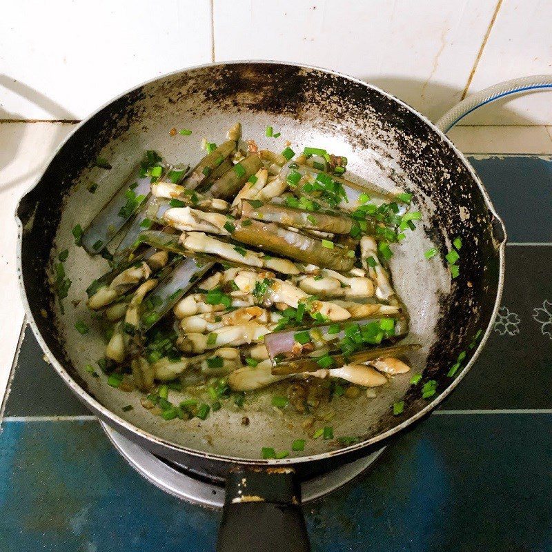 Step 2 Stir-fried razor clams with scallion oil Stir-fried razor clams with scallion oil