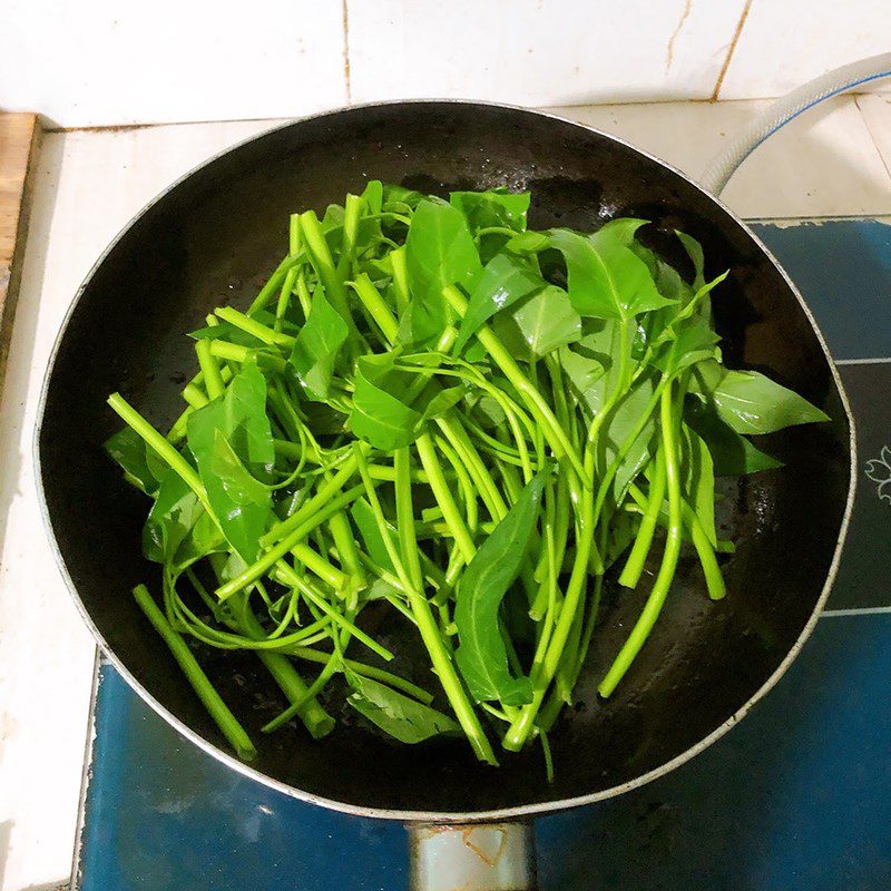 Step 2 Making stir-fried water spinach with bean curd Stir-fried water spinach with bean curd