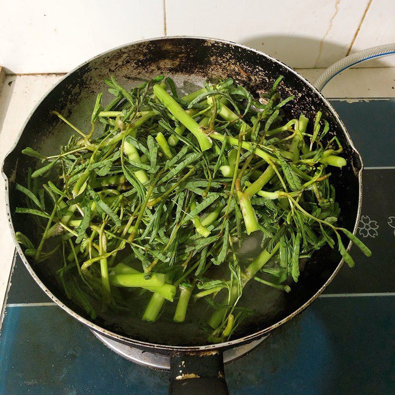 Step 2 Stir-fried water spinach with garlic Stir-fried water spinach with garlic