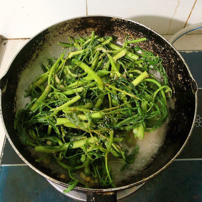 Step 2 Stir-fried water spinach with garlic Stir-fried water spinach with garlic