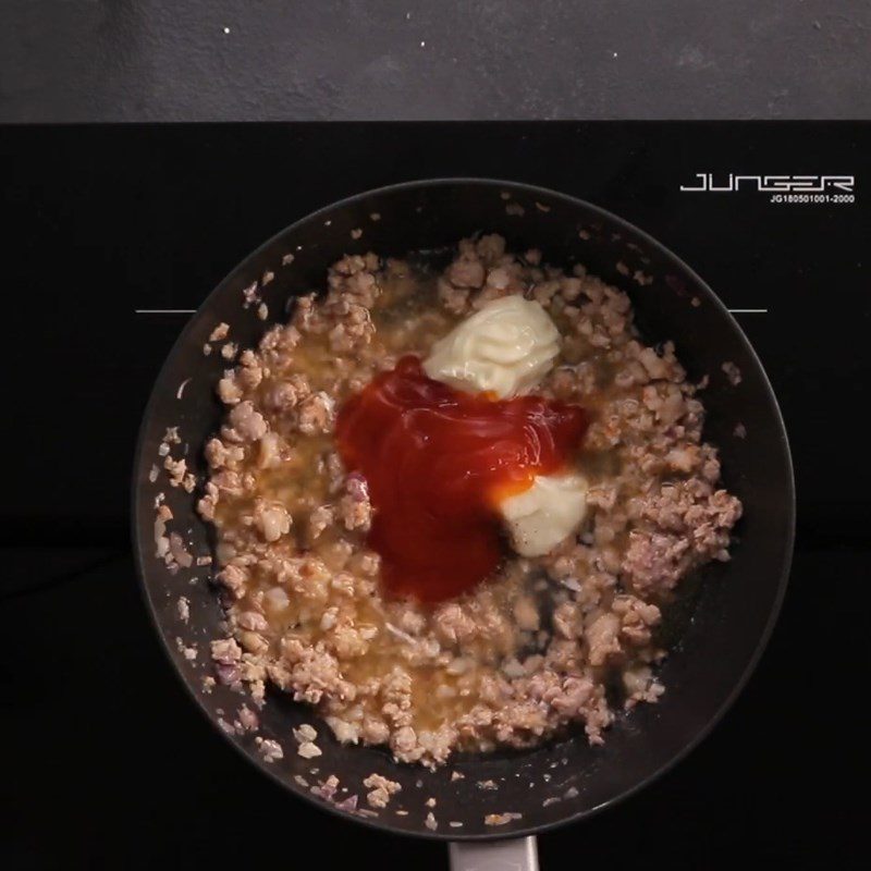 Step 6 Making sauce Fried enoki mushrooms with shrimp and meat sauce