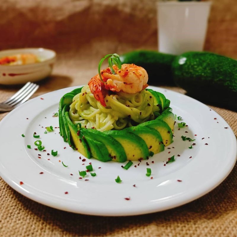 Step 4 Making avocado cream sauce and mixing pasta with avocado cream sauce