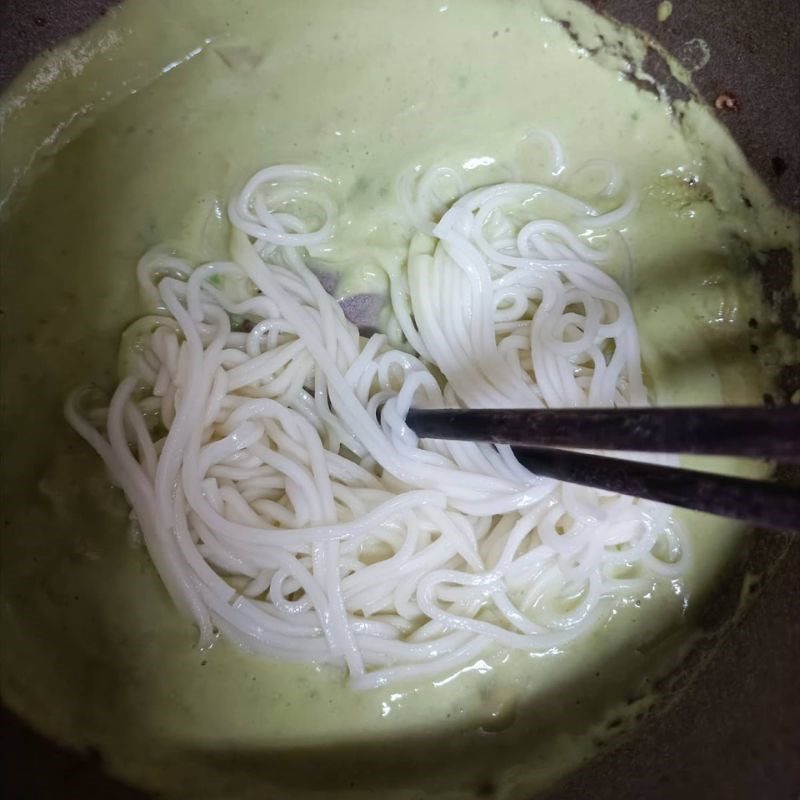 Step 4 Making avocado cream sauce and mixing pasta with avocado cream sauce