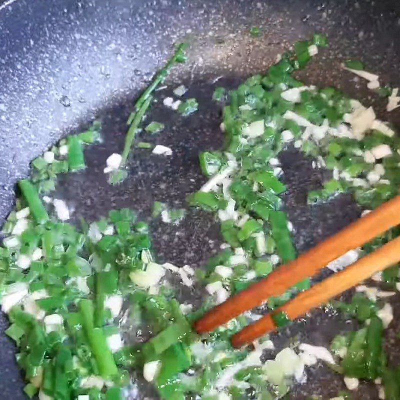 Step 3 Make the sauce and fry with fish sauce Fried gluten with fish sauce