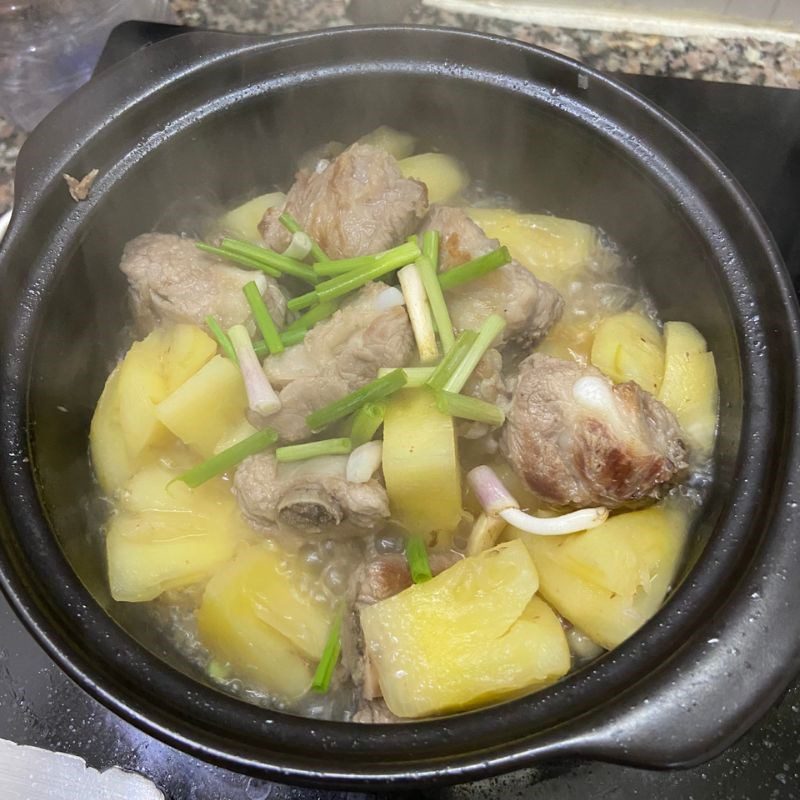 Step 3 Making fragrant braised pork ribs Braised pineapple ribs