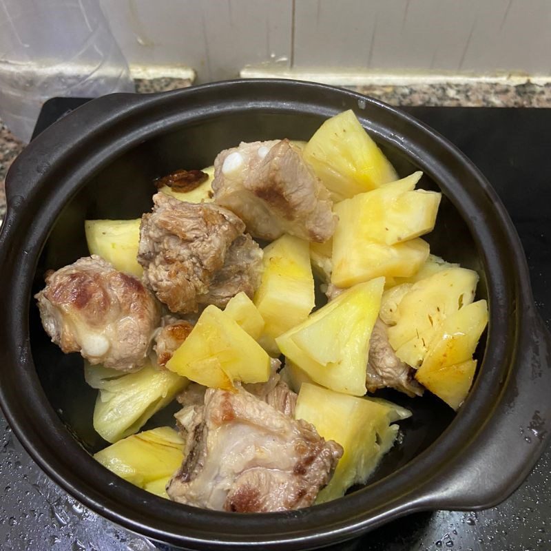 Step 3 Making fragrant braised pork ribs Braised pineapple ribs