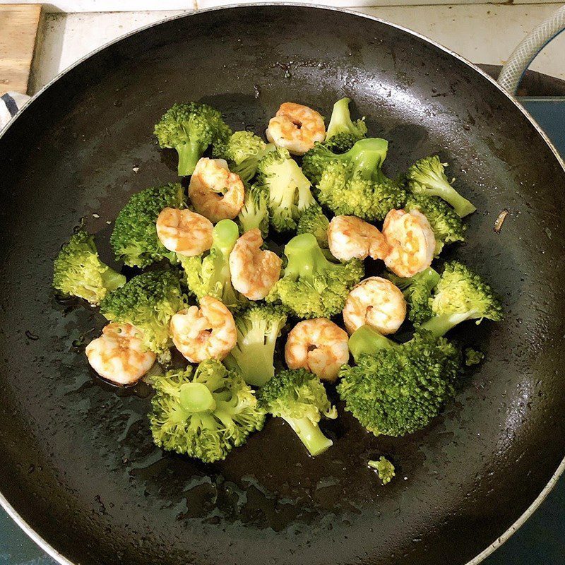 Step 2 Stir-fried shrimp with broccoli Stir-fried shrimp with broccoli