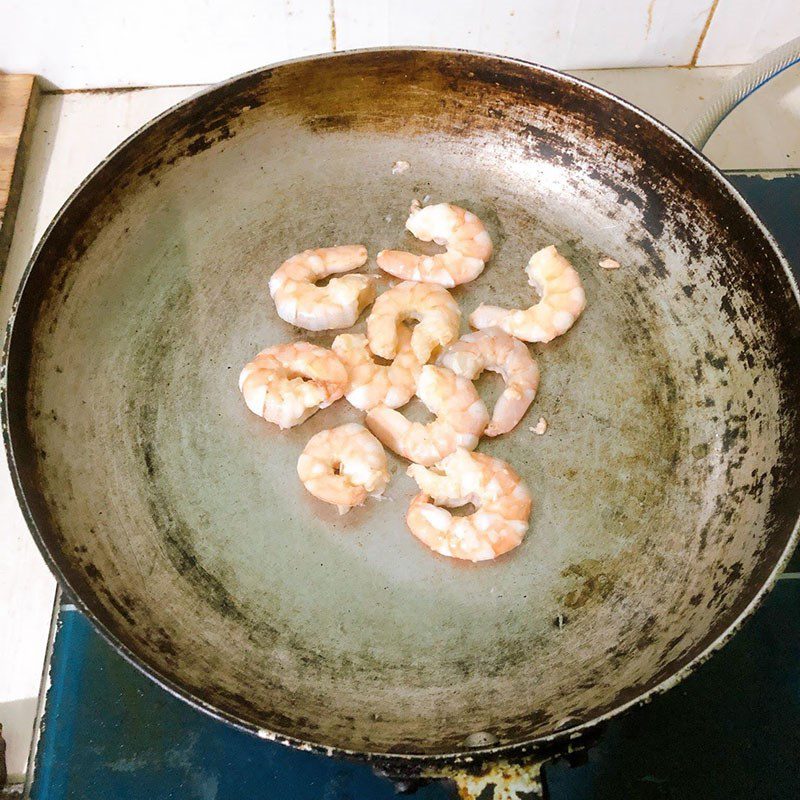 Step 2 Making stir-fried shrimp with cucumber Stir-fried shrimp with cucumber