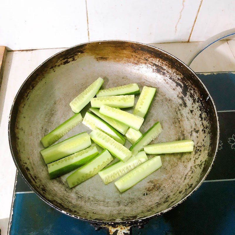 Step 2 Making stir-fried shrimp with cucumber Stir-fried shrimp with cucumber