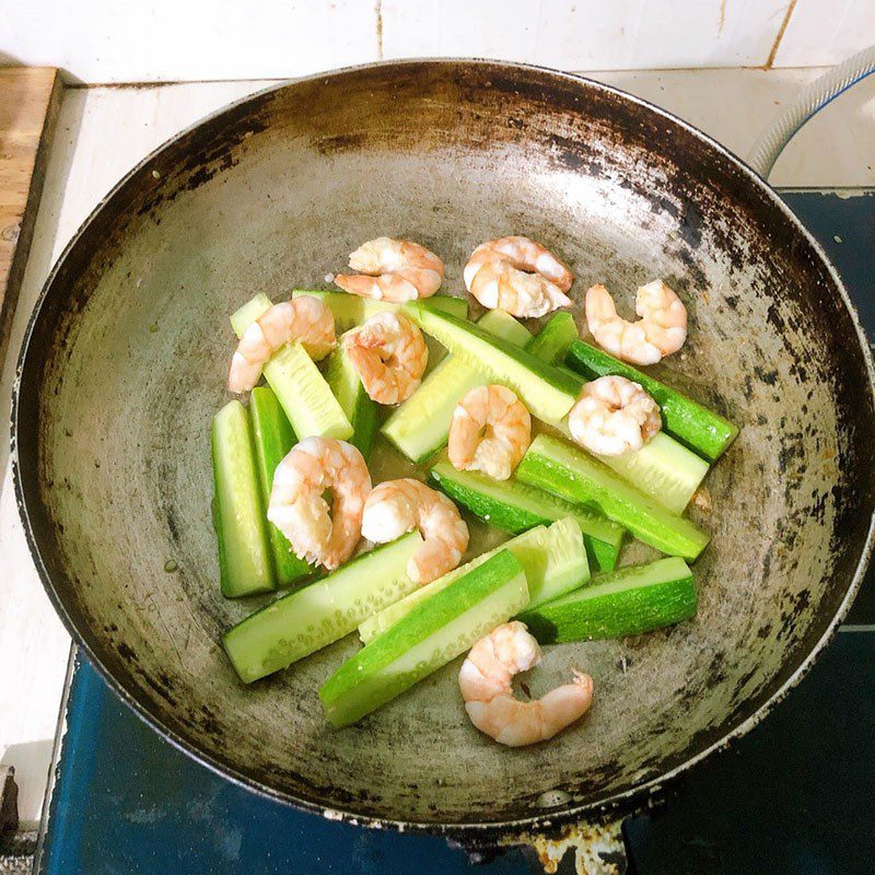 Step 2 Stir-fried shrimp with cucumber Stir-fried shrimp with cucumber