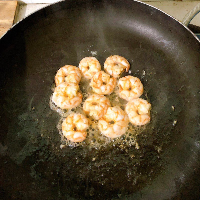 Step 2 Stir-fried shrimp with onion Stir-fried shrimp with onion