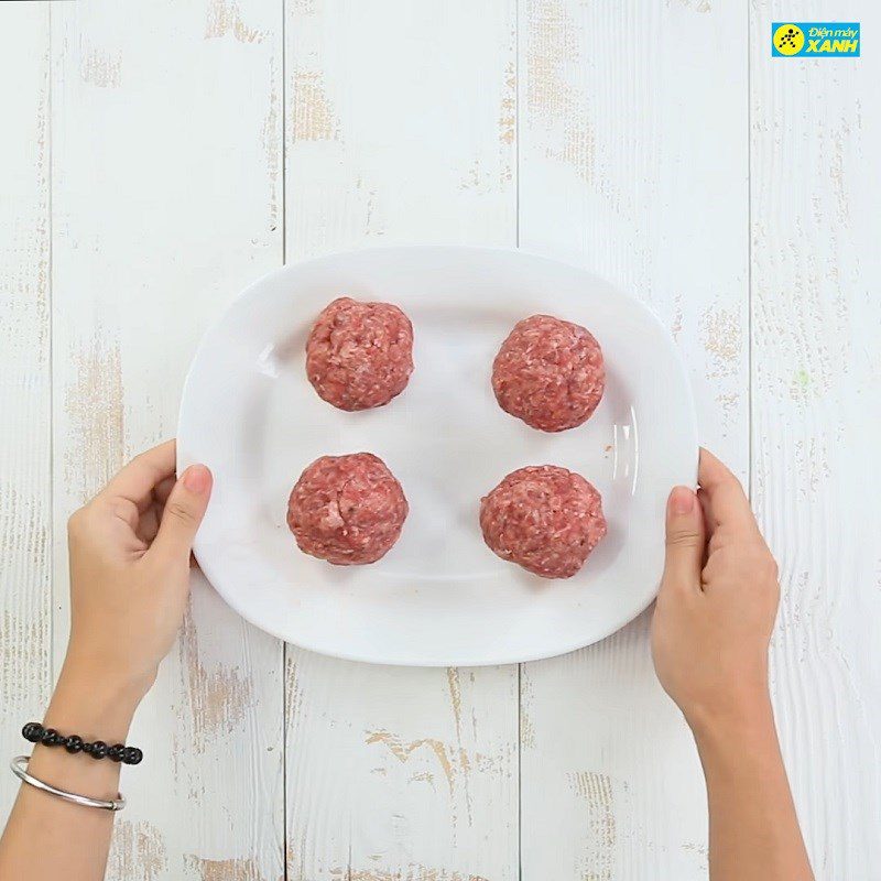 Step 5 Making beef meatballs for dragon fruit hamburger