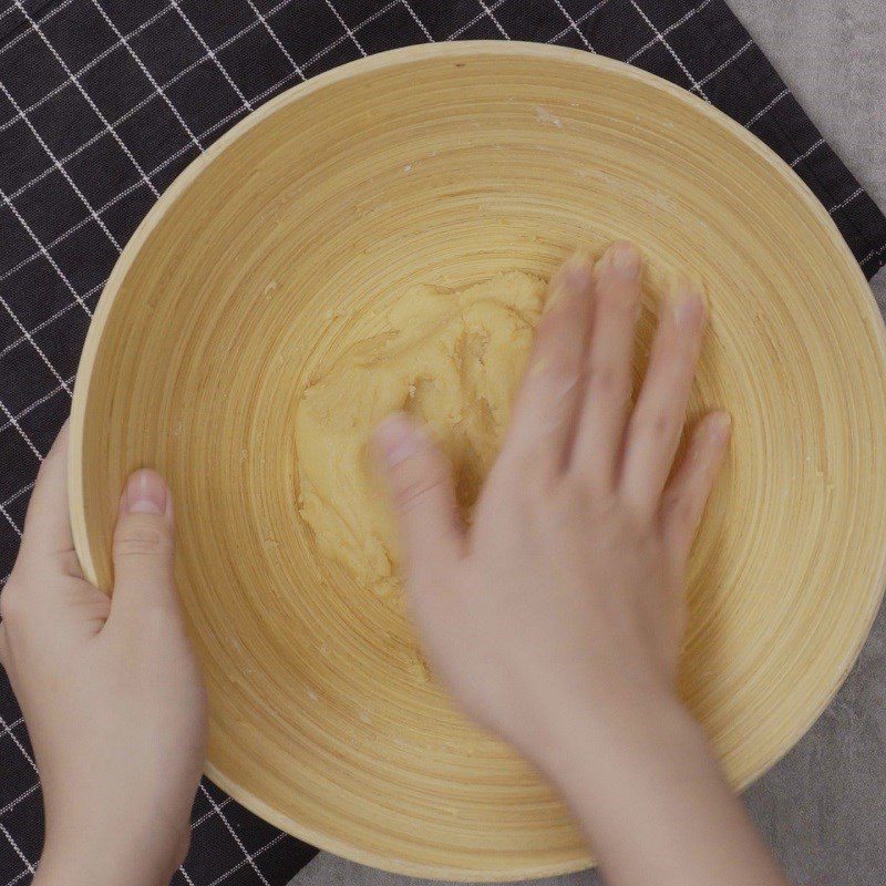 Step 3 Making the cake crust Mooncake shaped like an animal