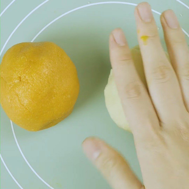 Step 3 Making the cake crust Mooncake shaped like an animal