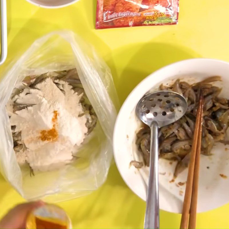 Step 2 Coat the fish with flour Fried fish