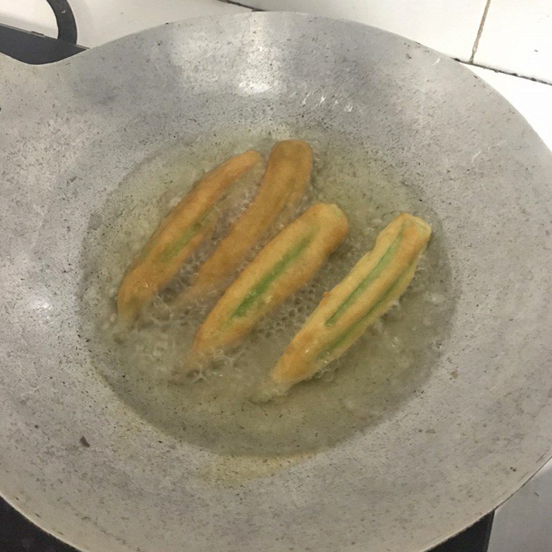 Step 4 Coat with flour and fry the stuffed okra