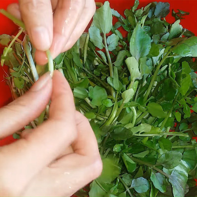 Step 1 Picking and washing vegetables for minced meat watercress soup