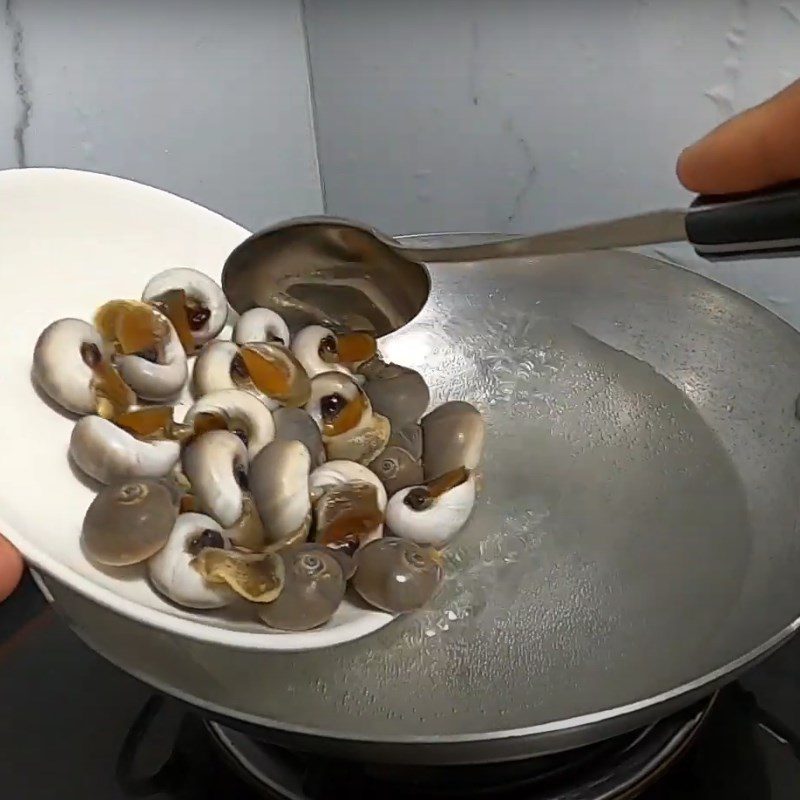 Step 1 Blanch the snails Stir-fried snails with tamarind