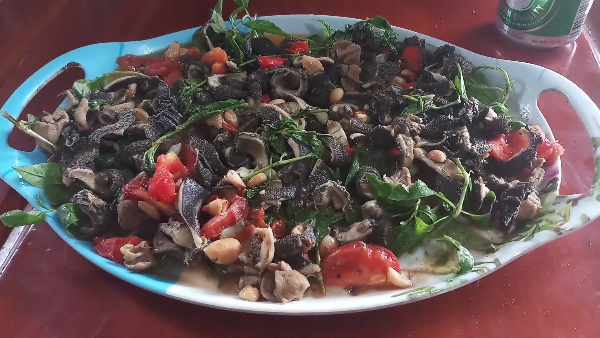 Stir-fried goat intestines with rice paddy herb