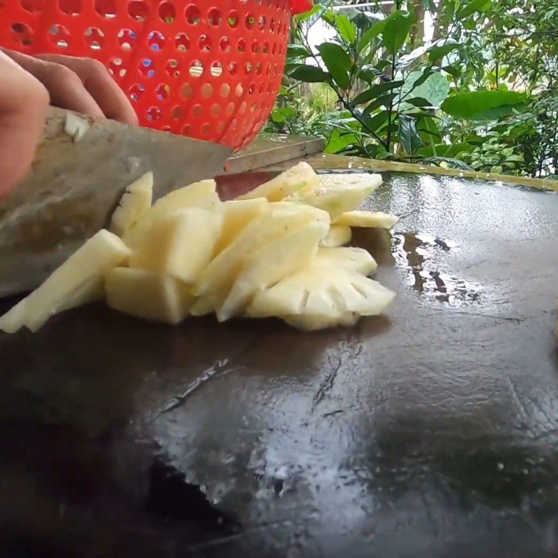 Step 2 Prepare other ingredients Goat intestines stir-fried with pineapple