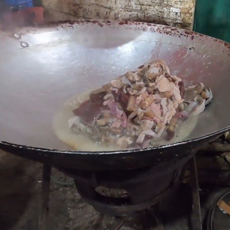 Step 3 Stir-fried goat intestines Goat intestines stir-fried with pineapple