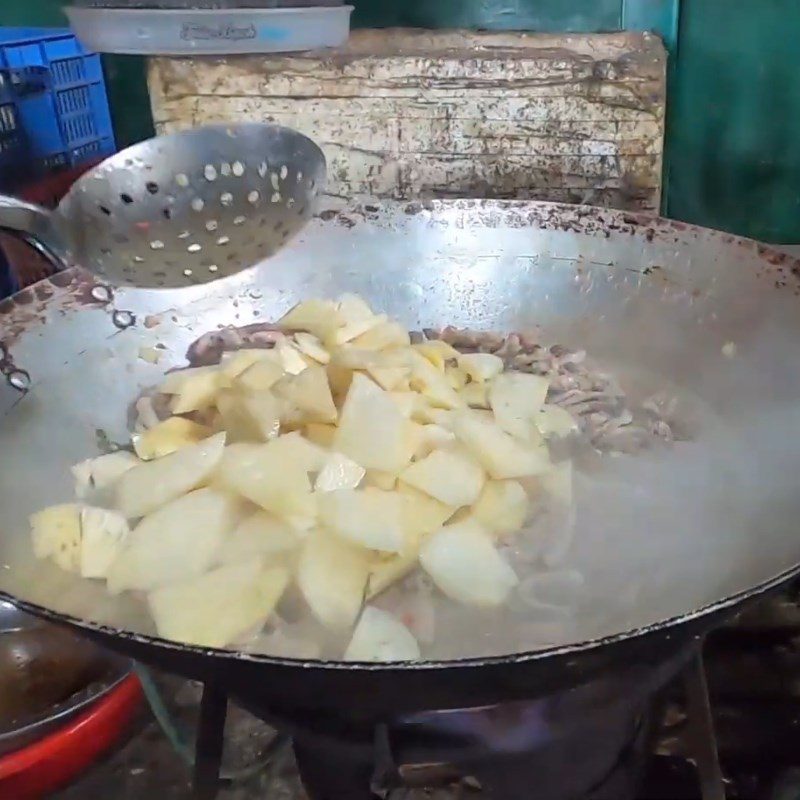 Step 3 Stir-fried goat intestines Goat intestines stir-fried with pineapple