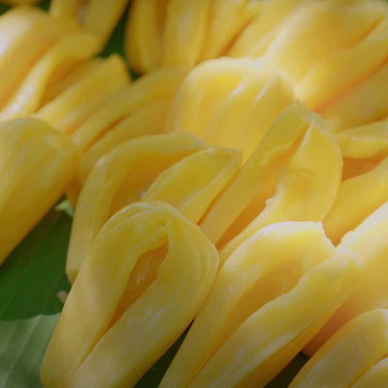 Step 1 Peel sticky jackfruit with pandan leaves