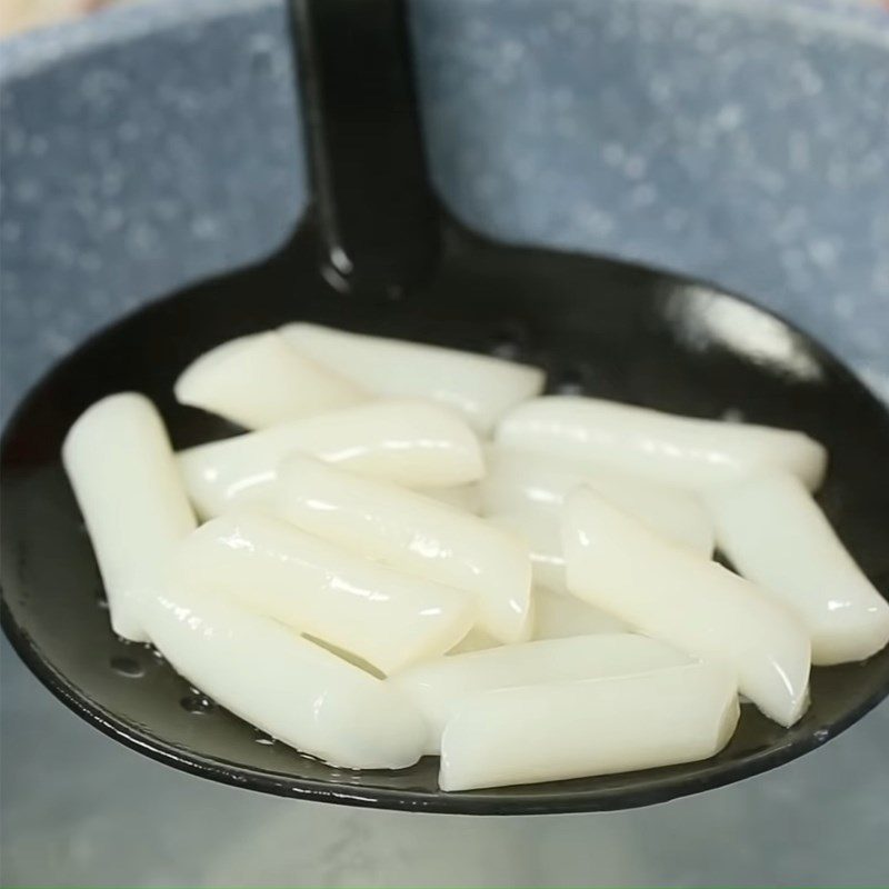 Step 3 Boil rice cake Seafood stir-fried rice cake