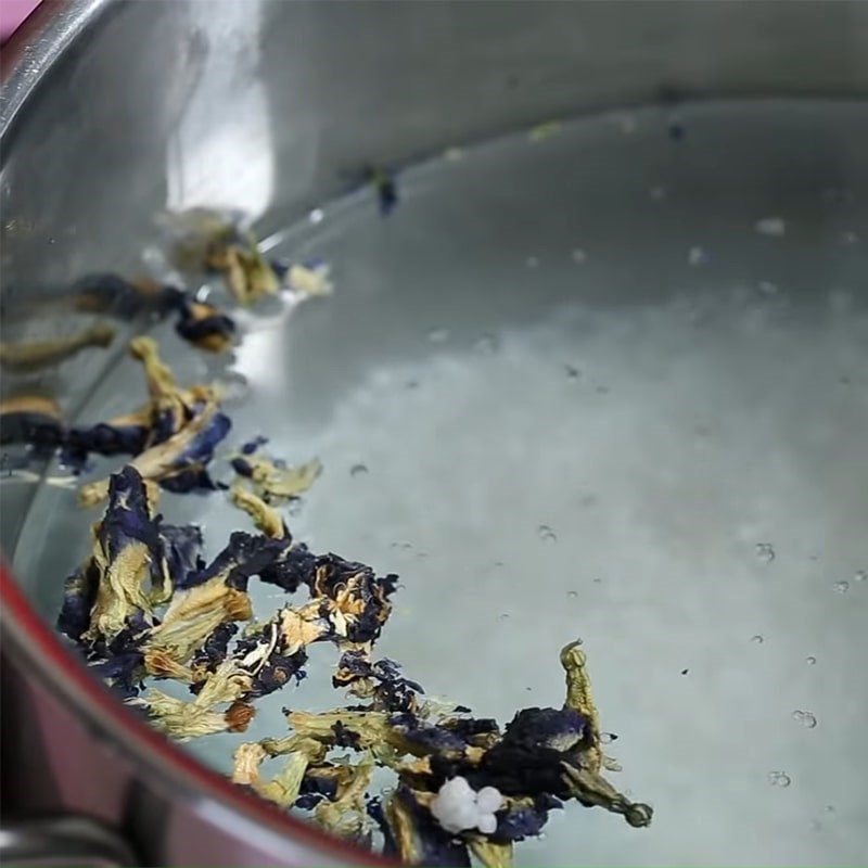 Step 1 Boil the tapioca pearls for Yogurt with Lychee and Butterfly Pea Flower