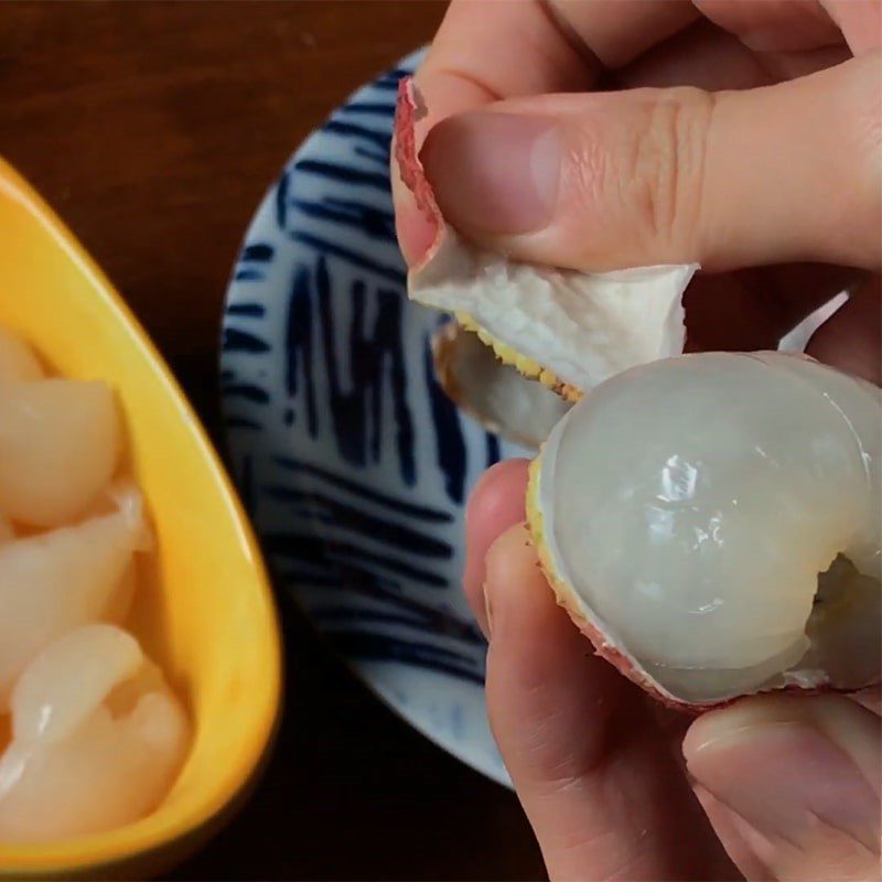 Step 1 Heat fresh milk, prepare lychee Upside Down Lychee Yogurt