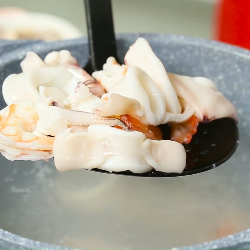 Step 2 Boil the seafood for Seafood Stir-fried Rice Cake