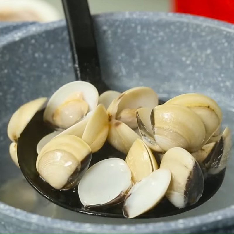 Step 2 Boil the seafood for Seafood Stir-fried Rice Cake