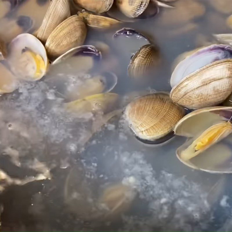 Step 3 Boiling clams for clams stir-fried with black bean sauce