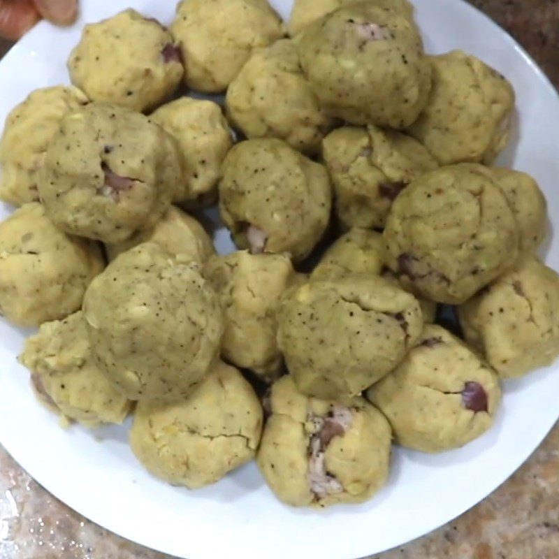 Step 6 Wrap the mung bean filling Salted egg cake with savory mixed filling