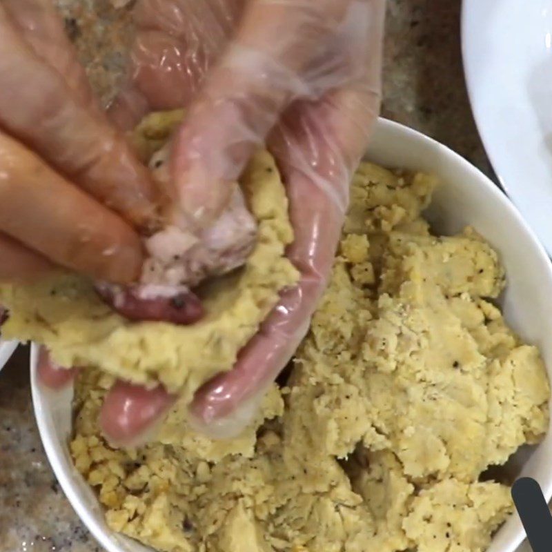 Step 6 Wrap the mung bean filling Salted egg cake with savory mixed filling