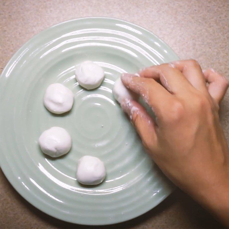 Step 4 Boiling the mochi and completing the dish Red bean mochi