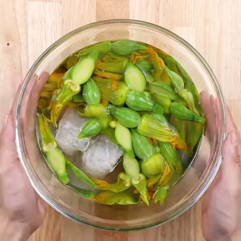 Step 2 Boil pumpkin buds Stir-fried pumpkin buds with garlic