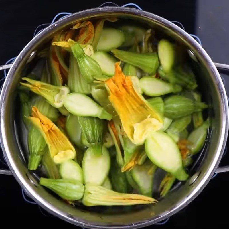 Step 2 Boil pumpkin buds Stir-fried pumpkin buds with garlic