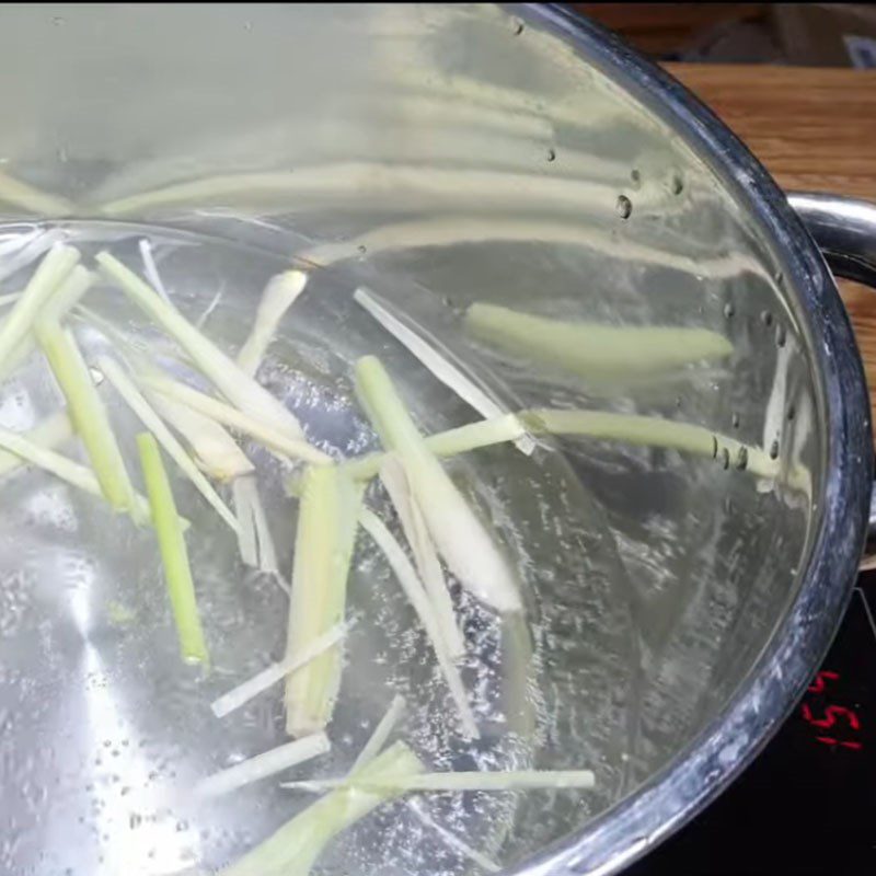 Step 3 Boil chicken feet Chicken feet soaked in lemongrass, calamondin, and mango (recipe shared by a user)