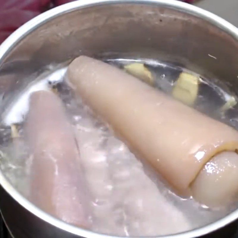 Step 2 Prepare and boil pig skin Pig skin (pork rind) soaked in lemongrass